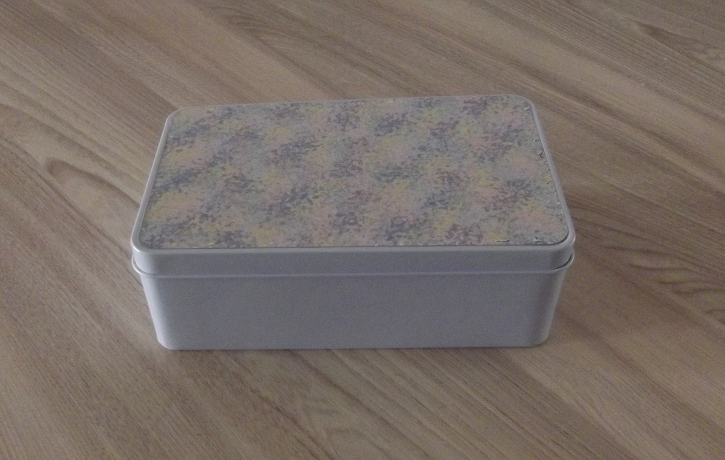Storage tin with mottled pastel lid