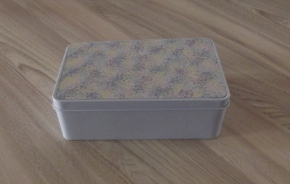 Storage tin with mottled pastel lid