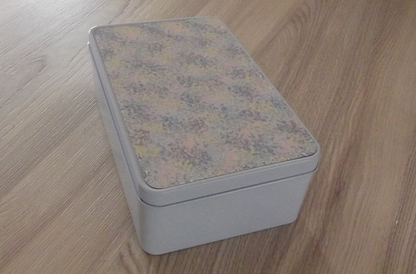 Storage tin with mottled pastel lid