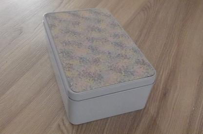 Storage tin with mottled pastel lid
