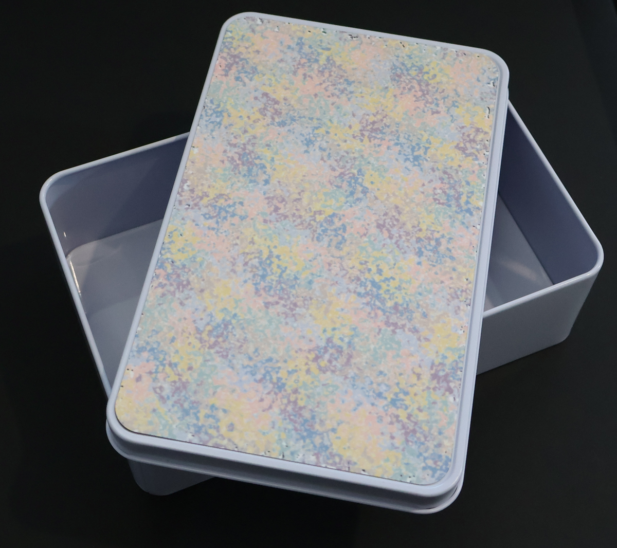 Storage tin with mottled pastel lid